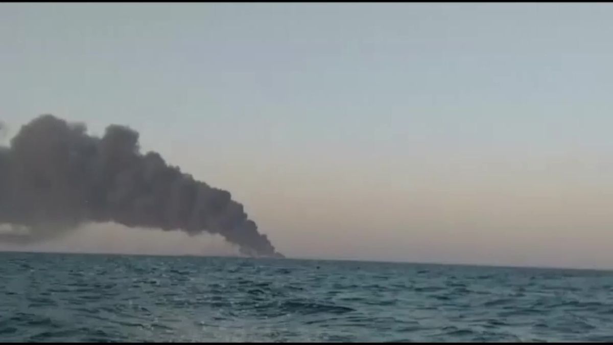 Největší loď íránského námořnictva šla po požáru ke dnu